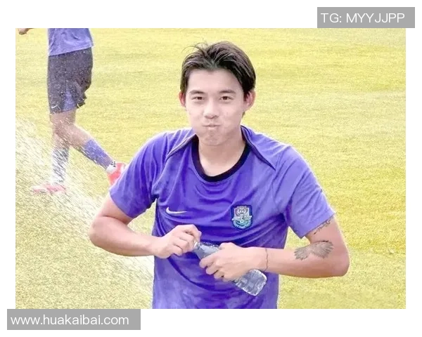 足球明星在笼中展现激情与力量的创意广告拍摄背后的故事与理念