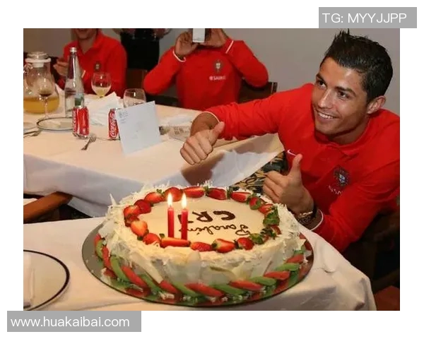 足球明星庆祝胜利时吃蛋糕的精彩瞬间合集视频分享